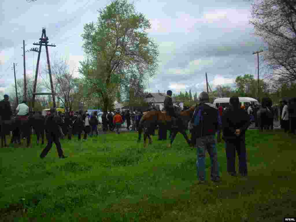 Эки ортодо ок атылып, эки адам жарадар болгону айтылууда. - Kyrgyzstan - The interethnic conflict in village Petrovka. 26Apr2009