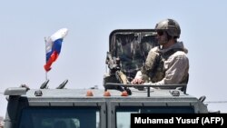 Ռուս զինվորը հսկողություն է իրացնում Սիրիայի Դարաա նահանգի մուտքի մոտ, արխիվ