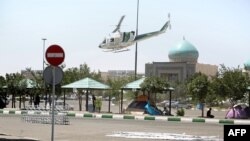 Поліцейський вертоліт літає біля мавзолею засновника ісламської республіки аятоли Руголли Хомейні. Тегеран, 7 червня 2017 року