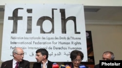 Представители армянских и турецких правозащитных организаций представляют совместное заявление на пресс-конференции в Ереване, 9 апреля 2010 г.