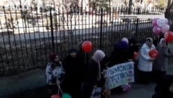 Кримськотатарські активісти зустрічають новонароджену дочку політв'язня Кремля (відео)