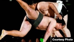 Фотеҳ Мухторов ҳангоми мусобиқа (аз тарафи рост)