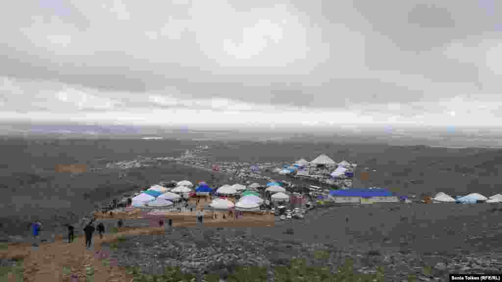 Юрты, установленные к празднику, на территории комплекса &quot;Отпан тау&quot;.