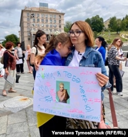 Керівниця ГО «Нумо, сестри», колишня полонена та правозахисниця Людмила Гусейнова з Юлею Власовою під час акції-мітингу у Києві, 19 червня 2025 року