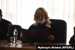 Суддя Альбіна Кадегроб зачитує рішення суду
