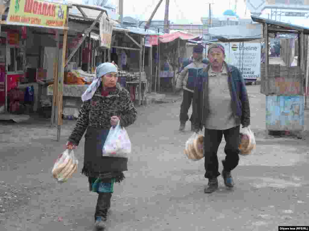 Местные жители предлагают купить хлеб.&nbsp;