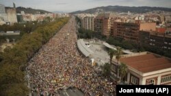 Пятый день протестов в Каталонии. Десятки тысяч в пятницу двинулись к центру Барселоны. 18 октября 2019