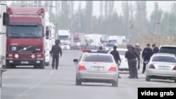 Грузовики на границе Казахстана и Кыргызстана, возле контрольно-пропускного пункта "Актилек" в Кыргызстане, 4 апреля 2019 года.