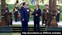 Эмомали Рахмон и Шавкат Мирзиёев в резиденции «Куксарой», 17 августа 2018 года.