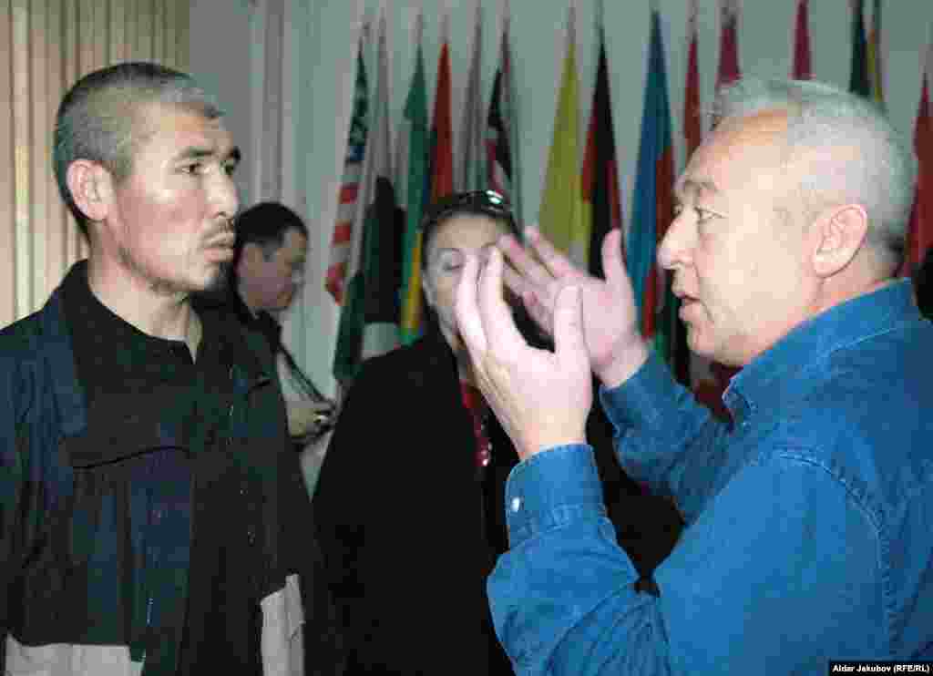 С зачинщиком срыва пресс-конференции говорит Сейтказы Матаев, председатель Союза журналистов Казахстана - Сейтказы Матаев, председатель Союза журналистов Казахстана и руководитель Национального пресс-клуба, говорит с активистом  движения «Желтоксан 86» Талгатом Рыскулбековым, который участвовал в срыве пресс-конференции лидеров казахской оппозиции. Алматы, 27 октября 2010 года.