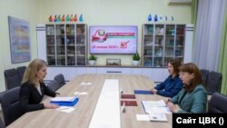 Вольга Чамаданава (зьлева) падае дакумэнты ў ЦВК, 30 кастрычніка 2024