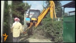 Mikroraýonyň öňündäki agaçlary goparýarlar 