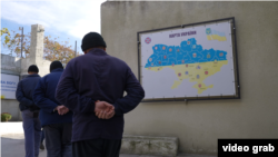 Орусиянын тарабында согушуп, украин армиясына туткунга түшкөн туткундар. Сүрөт 2024-жылы күзүндө тартылган.