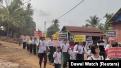 Аскердик төңкөрүшкө каршы жүрүштүн катышуучулары Нинмаудан Тизитке багыт алууда. Бирма. 2021-жылдын 17-марты.