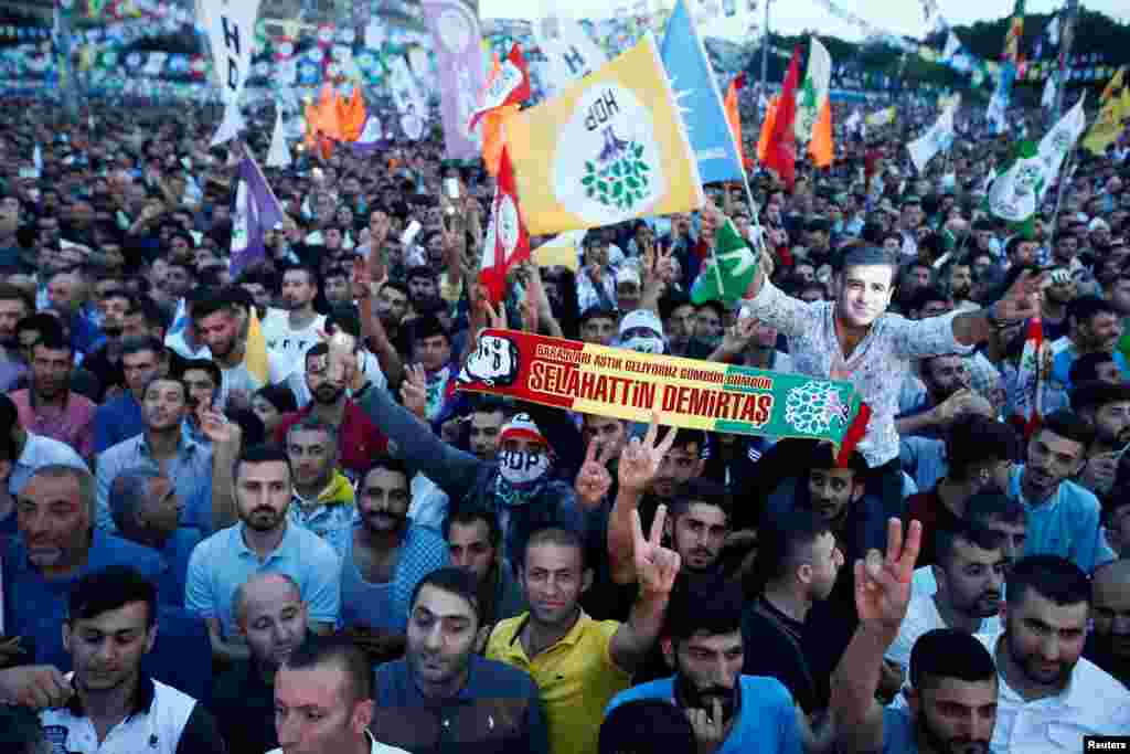 18 июня во время обращения к электорату в эфире турецкого телеканала ТРТ,&nbsp;Демирташ&nbsp;назвал существующую политическую систему&nbsp;Турции &quot;репрессивным режимом&quot;. Согласно законодательству, кандидат в президенты имеет право на&nbsp;бесплатное 20-минутное выступление на&nbsp; общественном&nbsp;телевидении. На снимке сторонники Демирташа. 18 июня 2018 года. 
