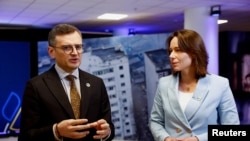 Міністр закордонних справ України Дмитро Кулеба та міністерка закордонних справ Нідерландів Ханке Бряунс Слот на конференції «Відновлення справедливості для України» в Гаазі, Нідерланди, 2 квітня 2024 року