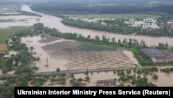 Внаслідок повеней, від яких постраждали Івано-Франківська, Чернівецька, Львівська і Закарпатська області, за офіційними даними, загинули три людини, ще одна – вважається зниклою безвісти