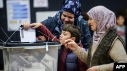 Косовские албанцы голосуют на парламентских выборах. Приштина, 6 октября 2019 года