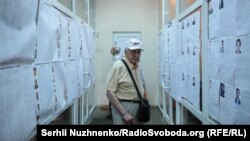Чоловік на виборчій дільниці в Києві, фото ілюстративне