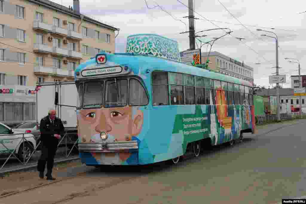 Казанның тимер юл вокзалы белән елга вокзалы арасында туристлар өчен махсус ретро-трамвай йөри башлады. Трамвай маршруты 40 минут дәвам итә, юл өстендә очраган тарихи биналар, урамнар, Казанда яшәгән танылган шәхесләр турында төрле телләрдә мәгълүмат бирелә. Трамвай өстендә түбәтәйгә охшаш җайланма булганга күрә, халык бу трамвайны түбәтәйле трамвай дип атый. Трамвай атнаның пәнҗешәмбе, җомга, шимбә, якшәмбе көннәрендә эшли. Билеты 200 сум тора.