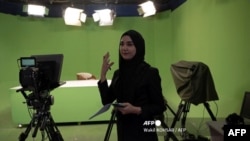 یک مجری برنامه تلویزیونی در افغانستان