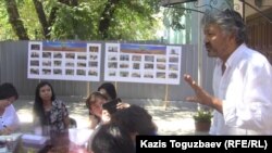 Нурлан Туреханов, гражданский активист и дизайнер, выступает перед гражданскими активистами во время круглого стола в генконсульстве Украины. Алматы, 30 августа 2014 года. 
