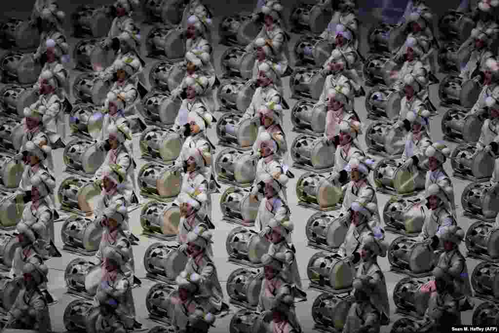 Сахнадагы аткаруучулардын баары колкап менен шөкүлө кийип чыгышты. Анткени стадиондун ичинде суук 6 градуска чейин түштү.