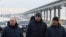 Очільник Росії Володимир Путін (перший зліва) біля Керченського мосту. 2022 рік