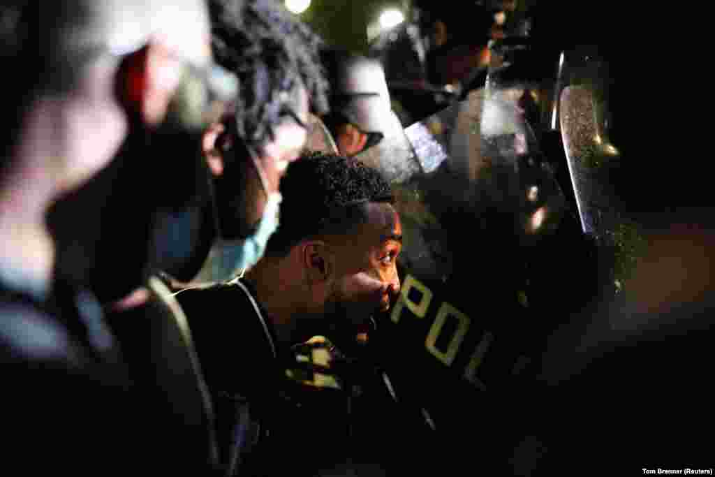 Нацгвардійці США у захисному спорядженні &ndash; обличчям до обличчя із протестувальниками в парку Лафайєтт у Вашингтоні. Національна гвардія намагається тримати демонстрантів подалі від Білого дому. США. 30 травня 2020 року (Фото REUTERS/Tom Brenner)