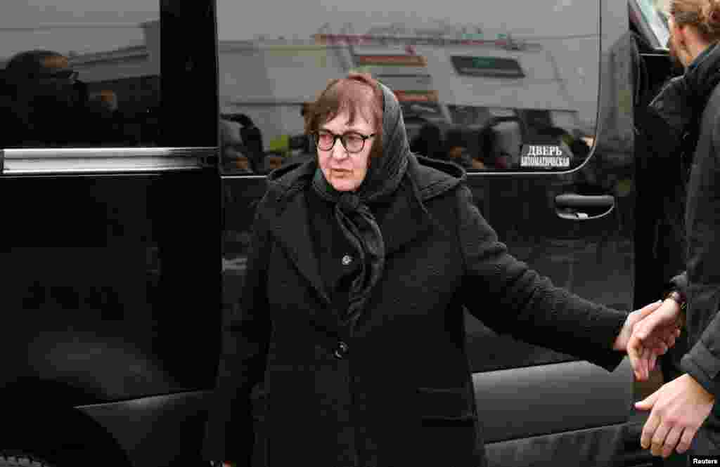 Мать политика Людмила Навальная у входа в храм. &nbsp; 