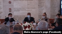 "ДОМ" қоғамдық ұйымының жетекшісі Майра Әбенова (сол жақтан үшінші) Семей ядролық полигонынан зардап шеккендер мәселесі талқыланған конференцияда сөйлеп отыр, 2021 жыл