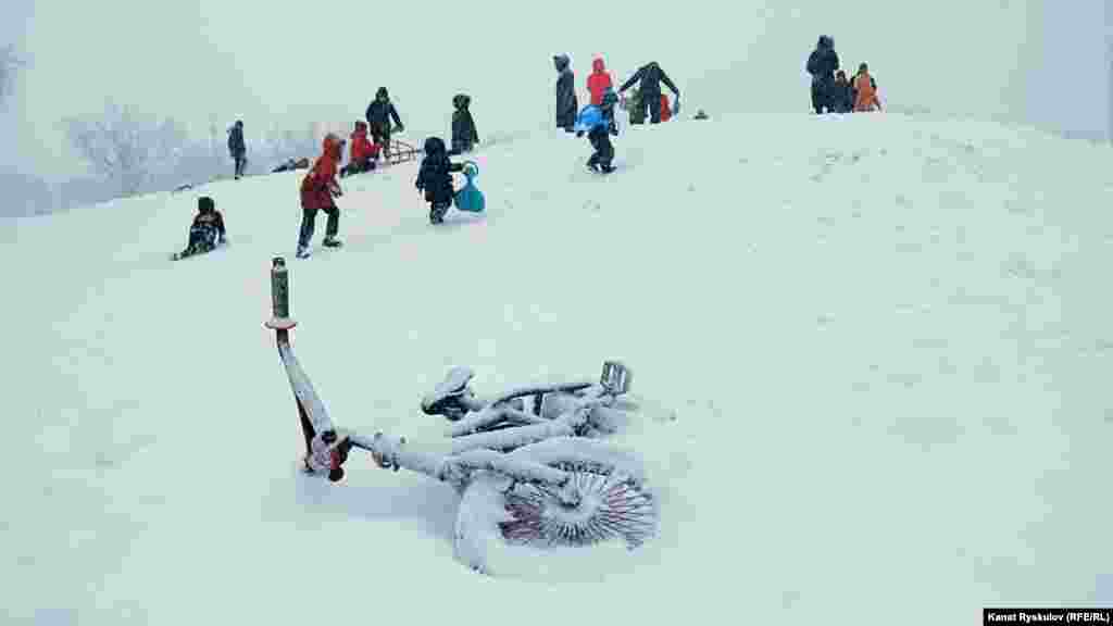 Чей-то велоспед остался под толстым слоем снега, зима пришла &quot;внезапно&quot;.