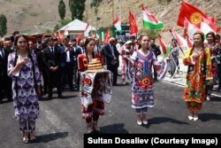 Кыргыз-тажик чек арасындагы өткөрүү пункттардын биринин ачылышы. Июль, 2025-жыл.