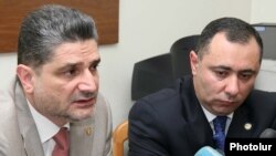 Тигран Саргсян представляет новоназначенного министра труда и по социальным вопросам Артура Григоряна. Ереван, 29 июня 2010 г.