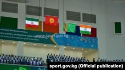 Байге ээлеринин урматына көтөрүлгөн өлкөлөрдүн желектери. 