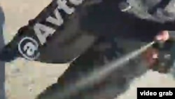 "Qora niqoblilar" odamlarga qarshi ishlatgan balloncha. (Videodan skrinshot)