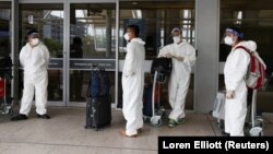 Сидней аэропортуна келген жүргүнчүлөр. Австралия,  29-ноябрь, 2021-жыл