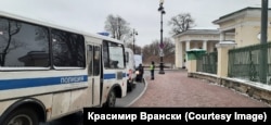 Полицейские автобусы и машины у входа в Смольный