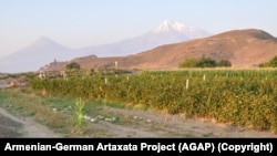 Հռոմեական դարաշրջանի սալաքարերը, որոնք նախատեսված էին կամարաձև ակվեդուկի հիմք ծառայելու համար: