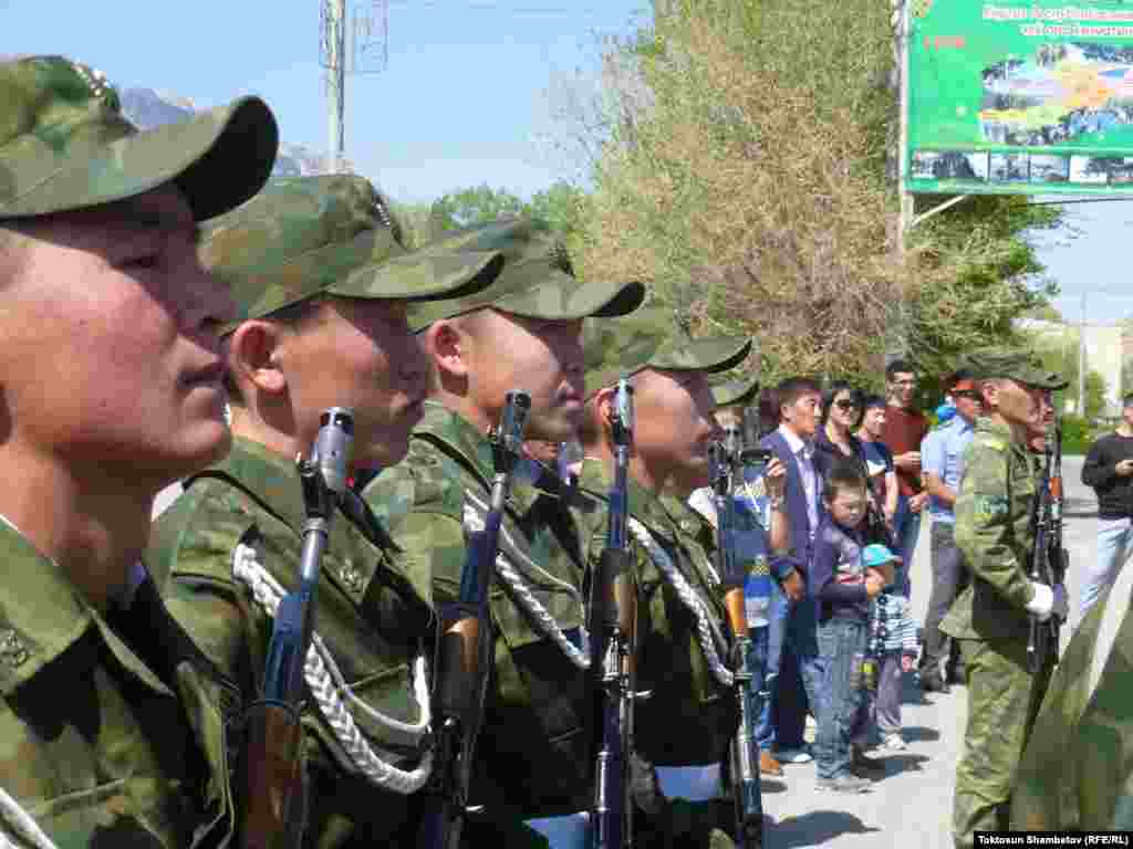 Кыргызстан Казакстан, Кытай, Өзбекстан жана Тажикстан өлкөлөрү менен чектешет.