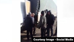 Сотрудники ГСБЭП возле машины с арахисом.