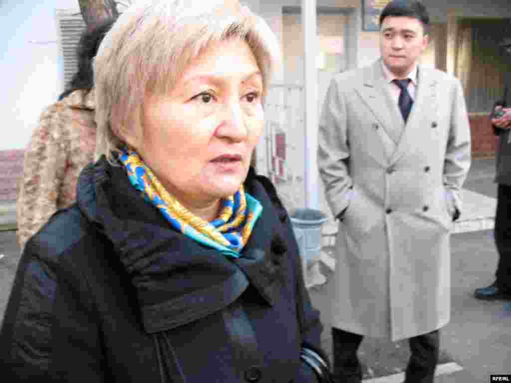  Раушан Есергепова, жена Рамазана Есергепова, перед зданием ДКНБ, где допрашивают ее мужа.  Алматы, 1 декабря 2008 года. -  Раушан Есергепова, жена Рамазана Есергепова, перед зданием ДКНБ, где допрашивают ее мужа.  Алматы, 1 декабря 2008 года.