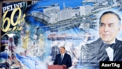 Азербайджан - Президент Азербайджана Ильхам Алиев принимает участие в церемонии по случаю 60-летия «Нефтяных Камней». Баку, 5 ноября 2009 г. 