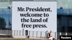 Напис на моніторі музичного центру в Гельсінкі перед зустріччю президентів США і Росії, 15 липня 2018 року