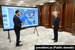 Эмин Агаларов Өзбекстандын президенти Шавкат Мирзиёевди Sea Breeze Uzbekistan мейманканасынын долбоору менен тааныштырып жатат. 16-декабрь, 2024-жыл.