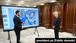 Эмин Агаларов президент Шавкат Мирзиевди Sea Breeze Uzbekistan туристтик борборунун долбоору менен таанышытырып жатат