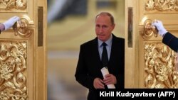 Владимир Путин идет на встречу с общественными деятелями и правозащитниками