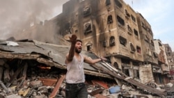 Израиль армиясының кезекті қарымта шабуылынан кейін құлаған ғимараттың қасында ашу-ызасын айтып тұрған адам. Газа қаласы, 11 қазан, 2023 жыл.