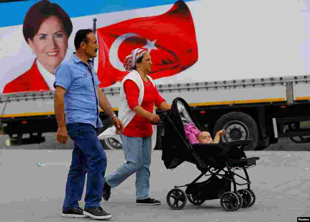 Агитационный плакат кандидата от &quot;Хорошей партии&quot; Мераль Акшенер. Стамбул, 16 июня 2018 года.