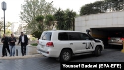 Автомобілі ООН з інспекторами Організації із заборони хімічної зброї біля готелю в Дамаску, Сирія, 14 квітня 2018 року
